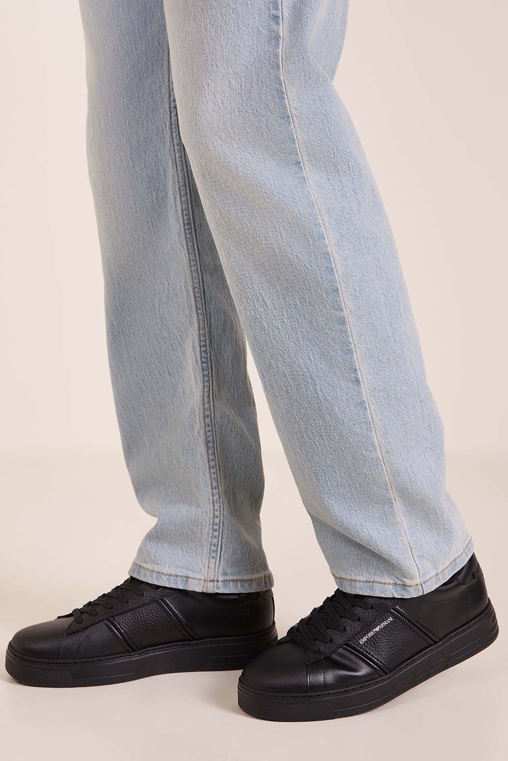 תמונת כל הלוק של נעלי סניקרס